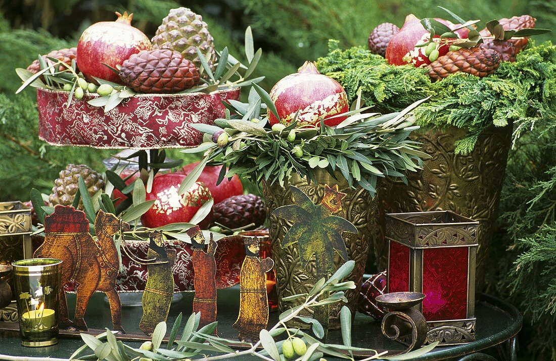 Weihnachtliche Deko mit vergoldeten Granatäpfeln