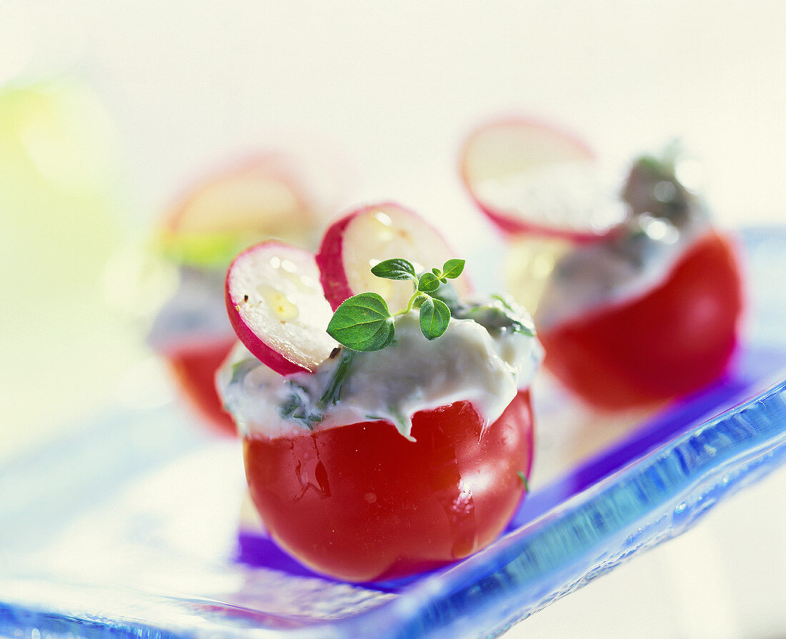 Tomaten gefüllt mit Kräuterquark und Radieschen