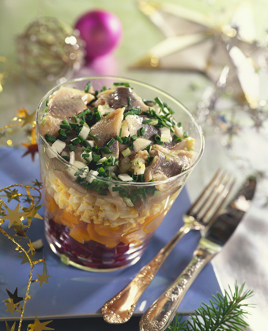 Schichtsalat mit Rote Bete, Ei, Hering und Zwiebeln