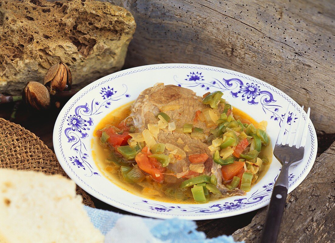 Kalbfleisch la Mancha (Kalbfleisch mit Gemüse, Spanien)