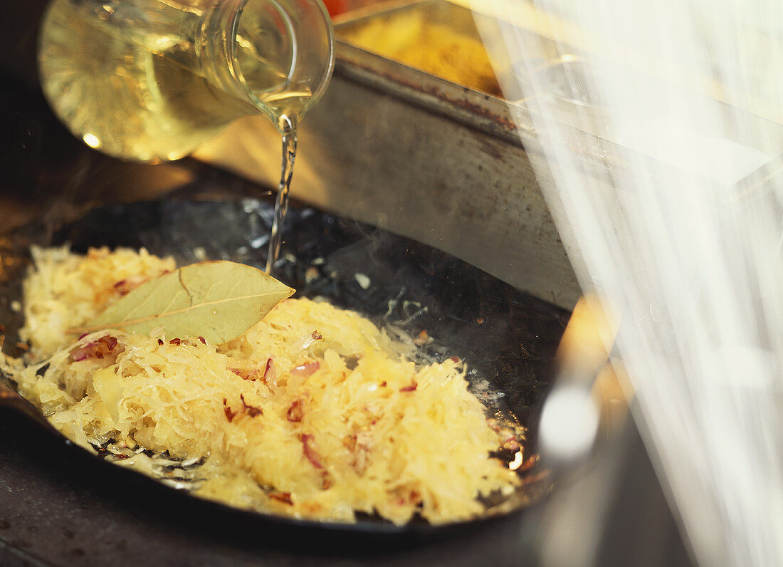 Sauerkraut mit Wein und Speckstreifen