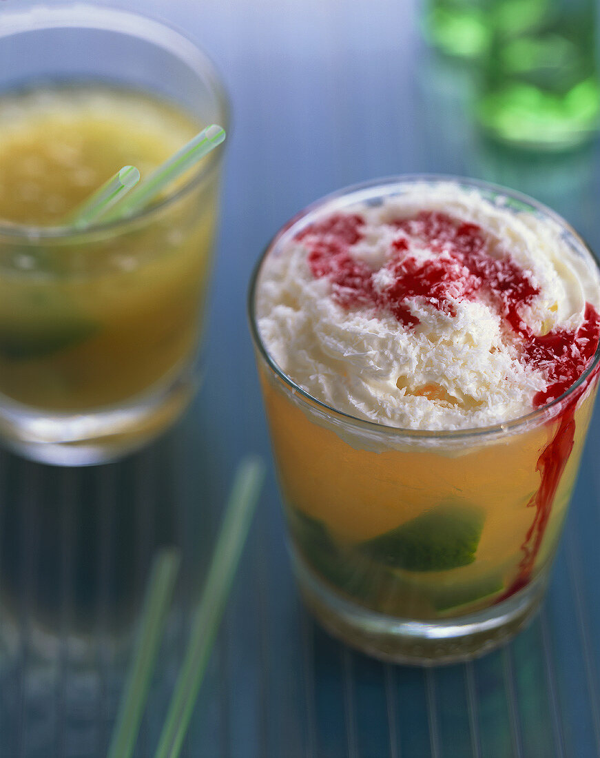 Creamy Affair: Cocktail mit Gin, Lime Juice & Sprühsahne