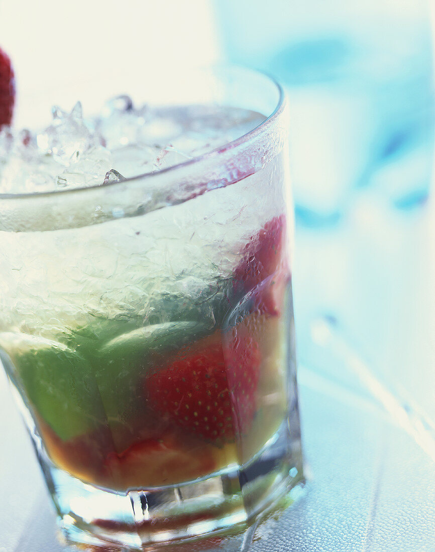 Strawberry Caipirinha: Cocktail mit Wodka & Erdbeeren