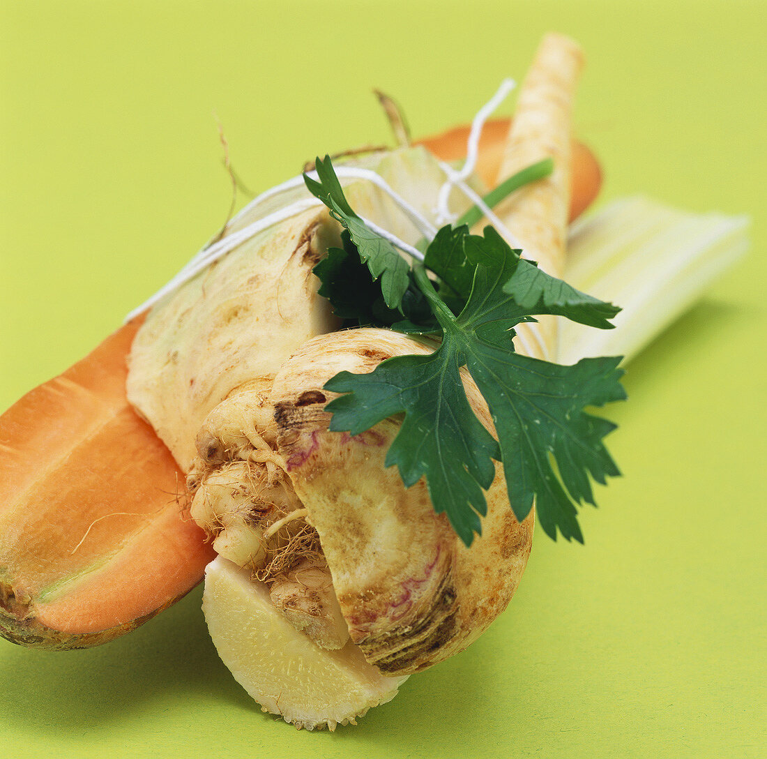 A bundle of soup vegetables (carrot, leek, celeriac, parsley)