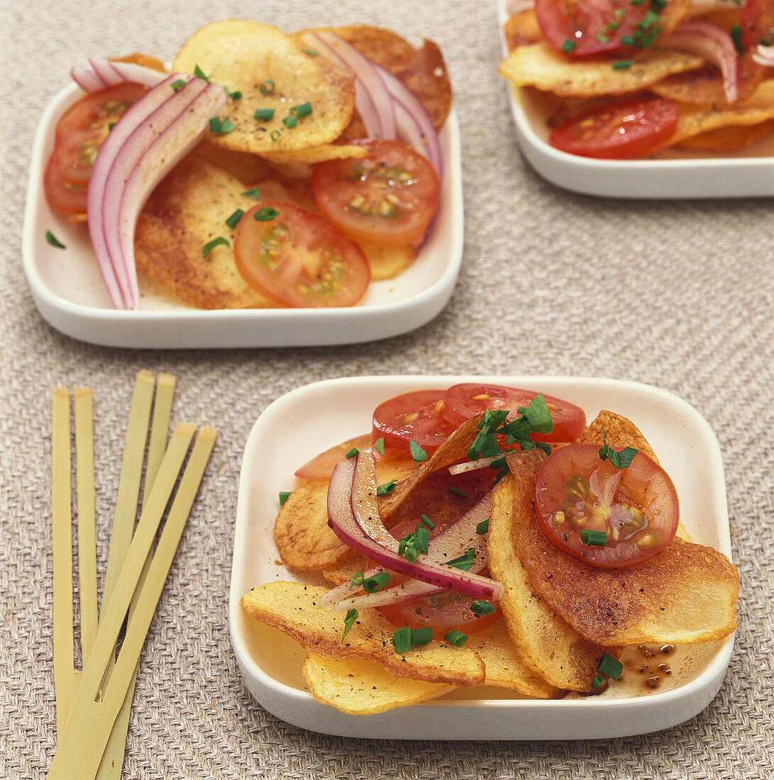 Knusper-Kartoffelsalat mit Tomatenscheiben & roten Zwiebeln