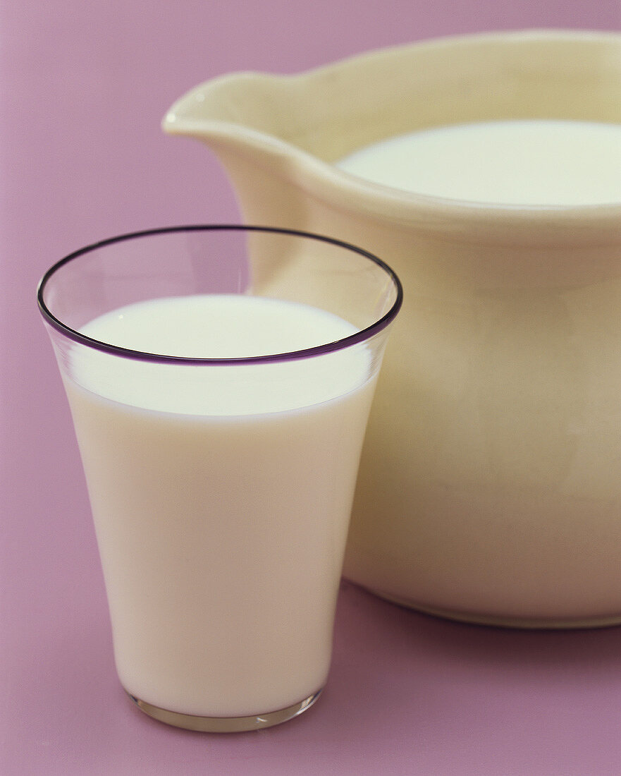 Ein Krug und ein Glas mit Milch