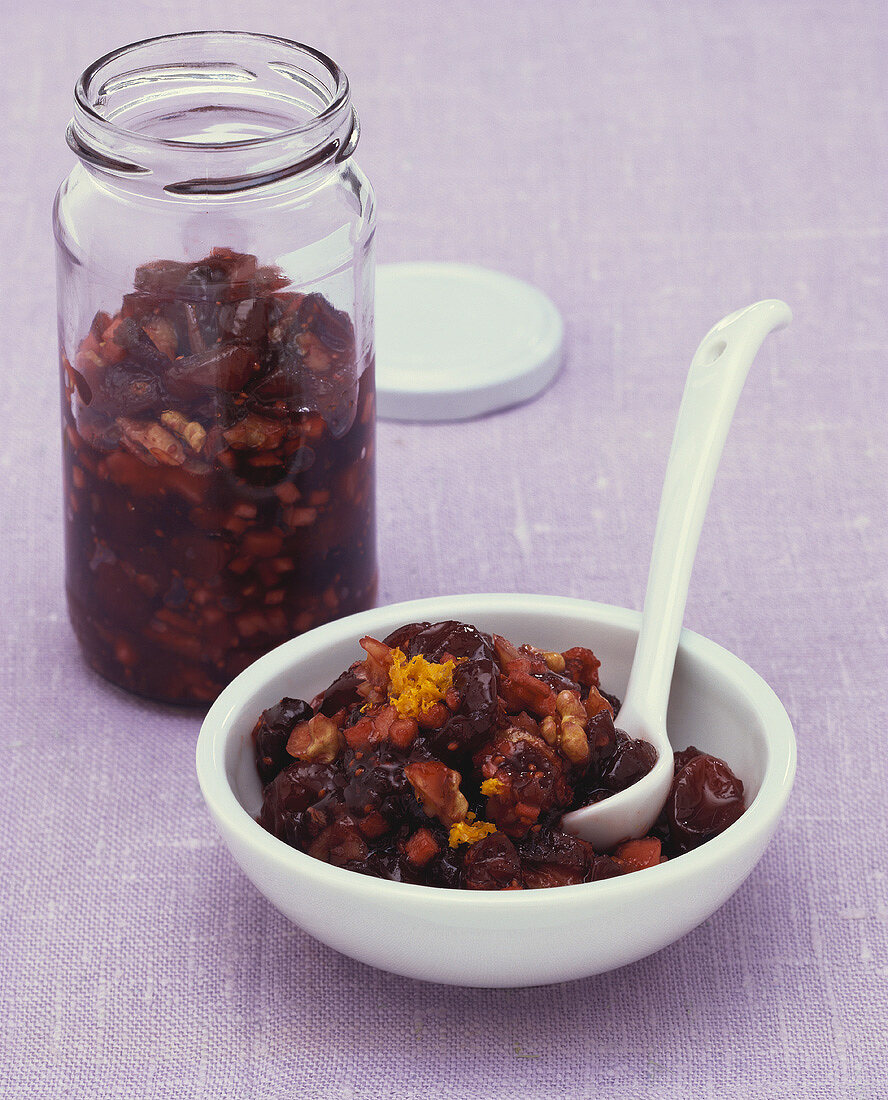 Spicy cranberry, apple and walnut relish