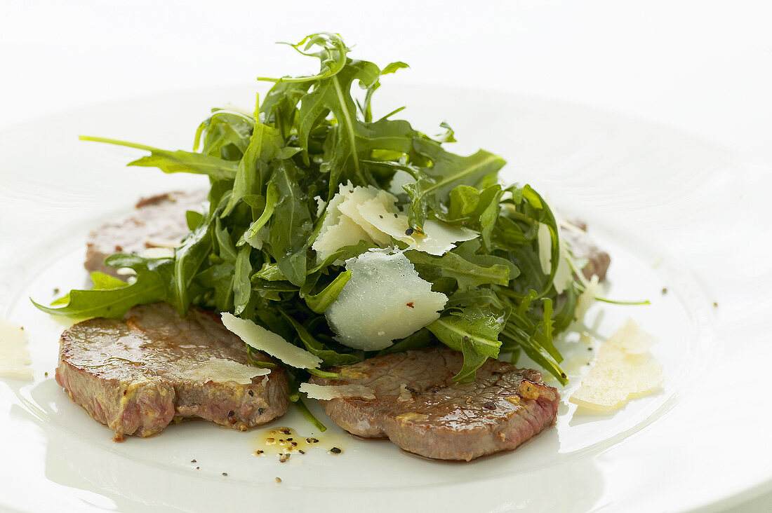 Fried beef fillet slices with rocket and Parmesan
