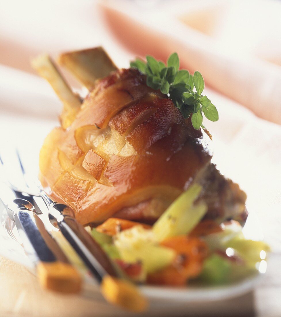 Schweinshaxe mit Gemüse