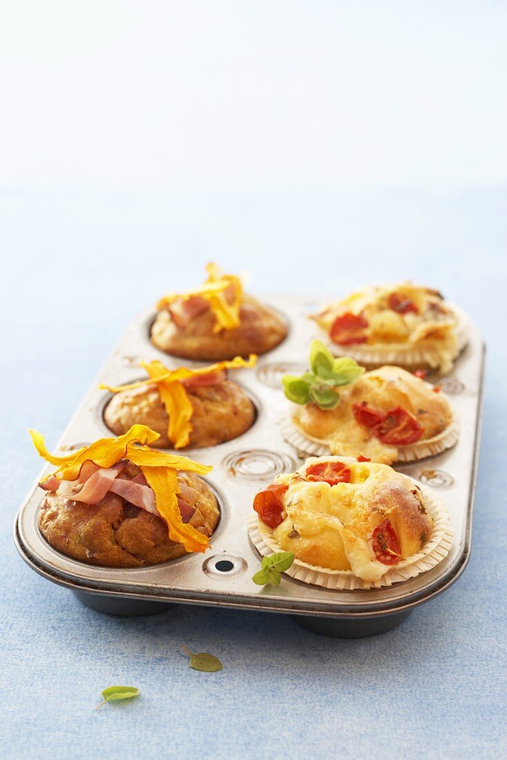 Kürbismuffins & Mozzarella-Tomaten-Muffins in Muffinform
