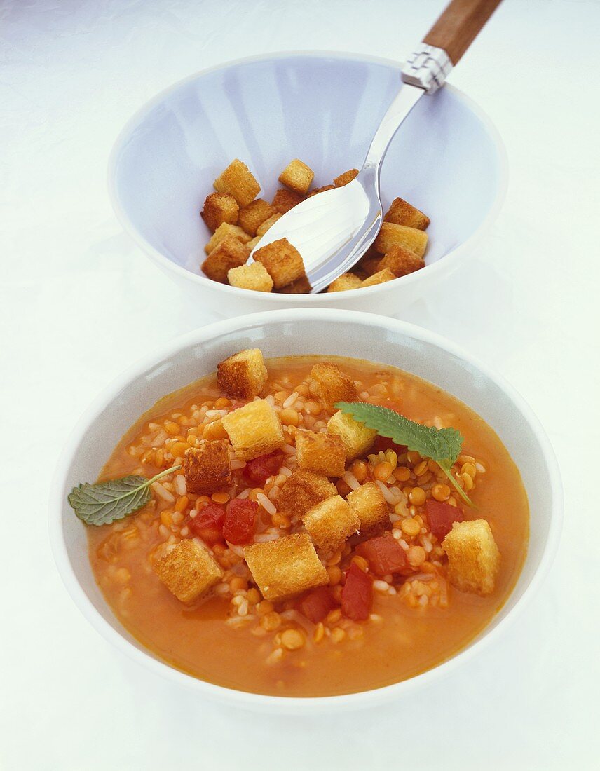 Karotten-Kürbis-Suppe mit Reis und Croûtons