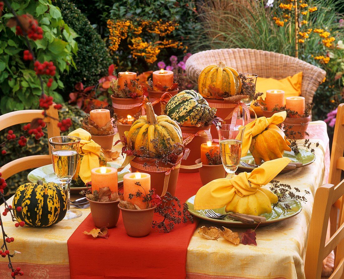 Herbstliche Tischdeko mit Kürbissen und Herbstlaub