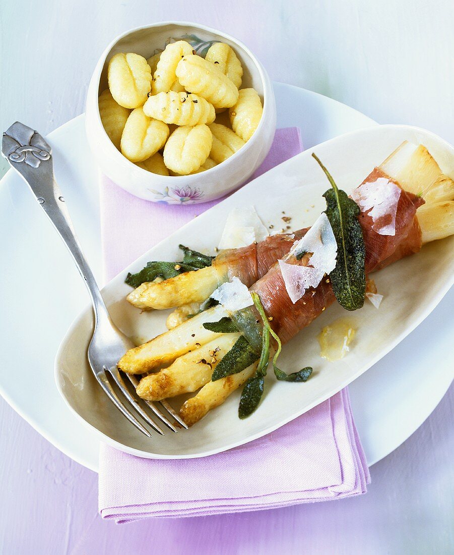 Weisser Spargel mit Parmaschinken, Salbei und Parmesan