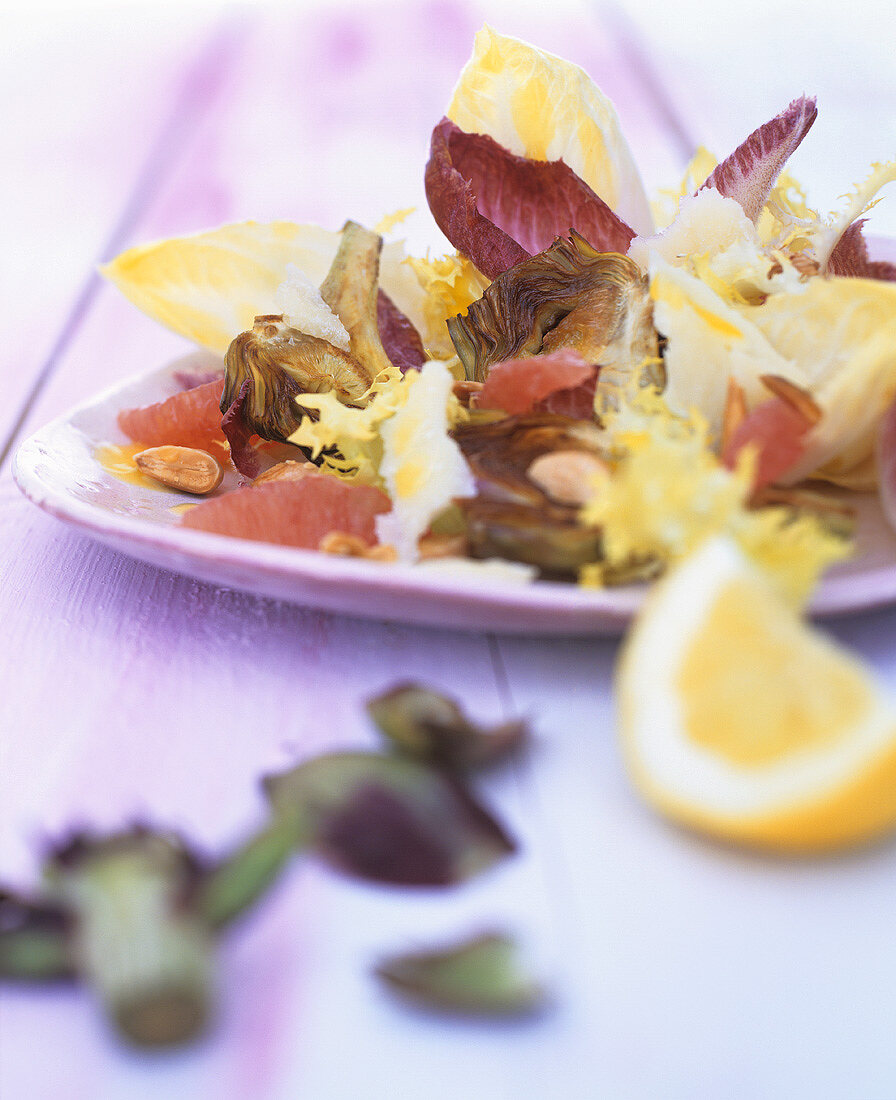 Chicorée-Artischocken-Salat mit rosa Grapefruit und Pecorino