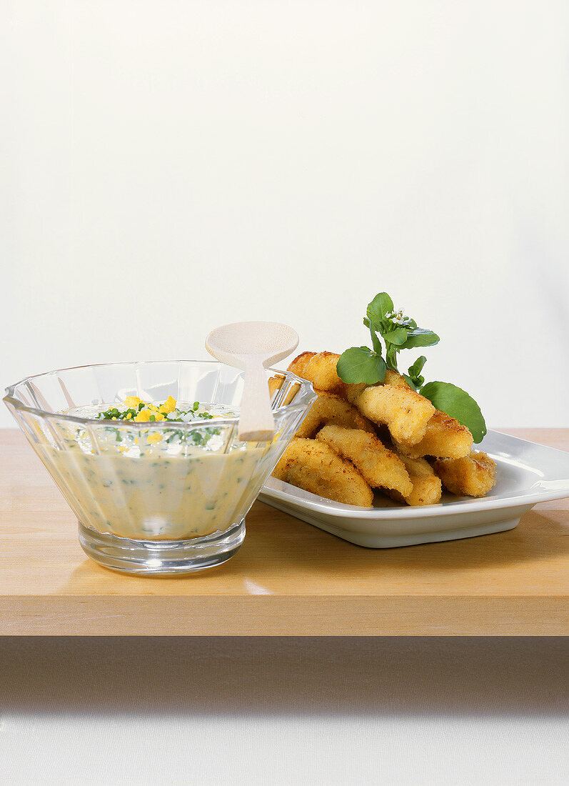 Fish nuggets with yoghurt dip