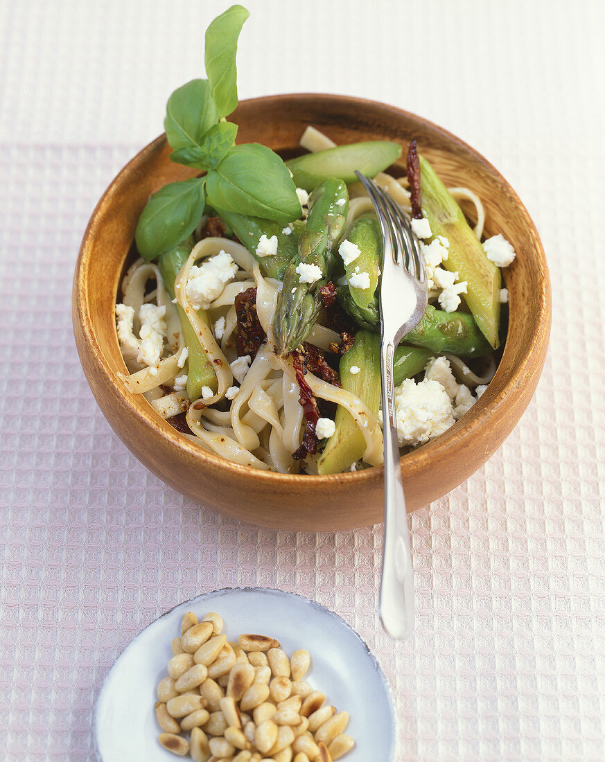 Tagliatelle mit Spargel, getrockneten Tomaten und Schafskäse