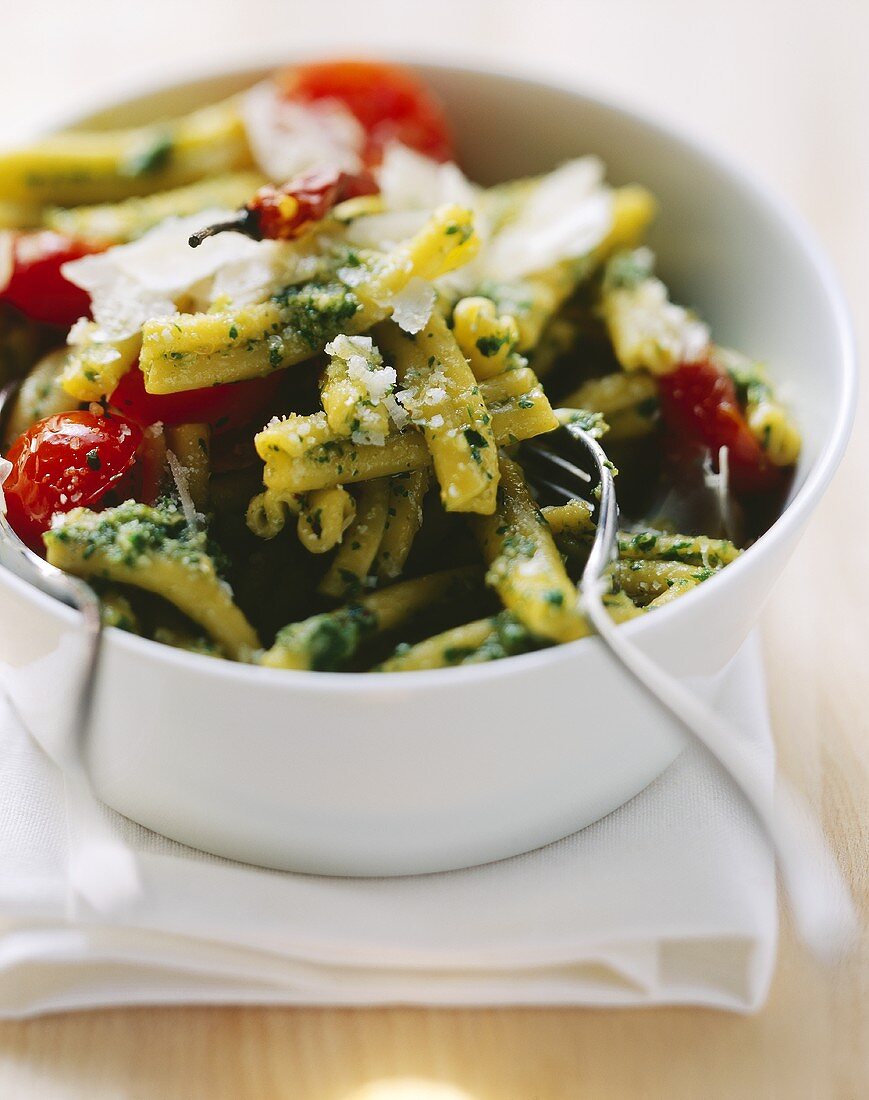 Pasta with cocktail tomatoes and lettuce pesto