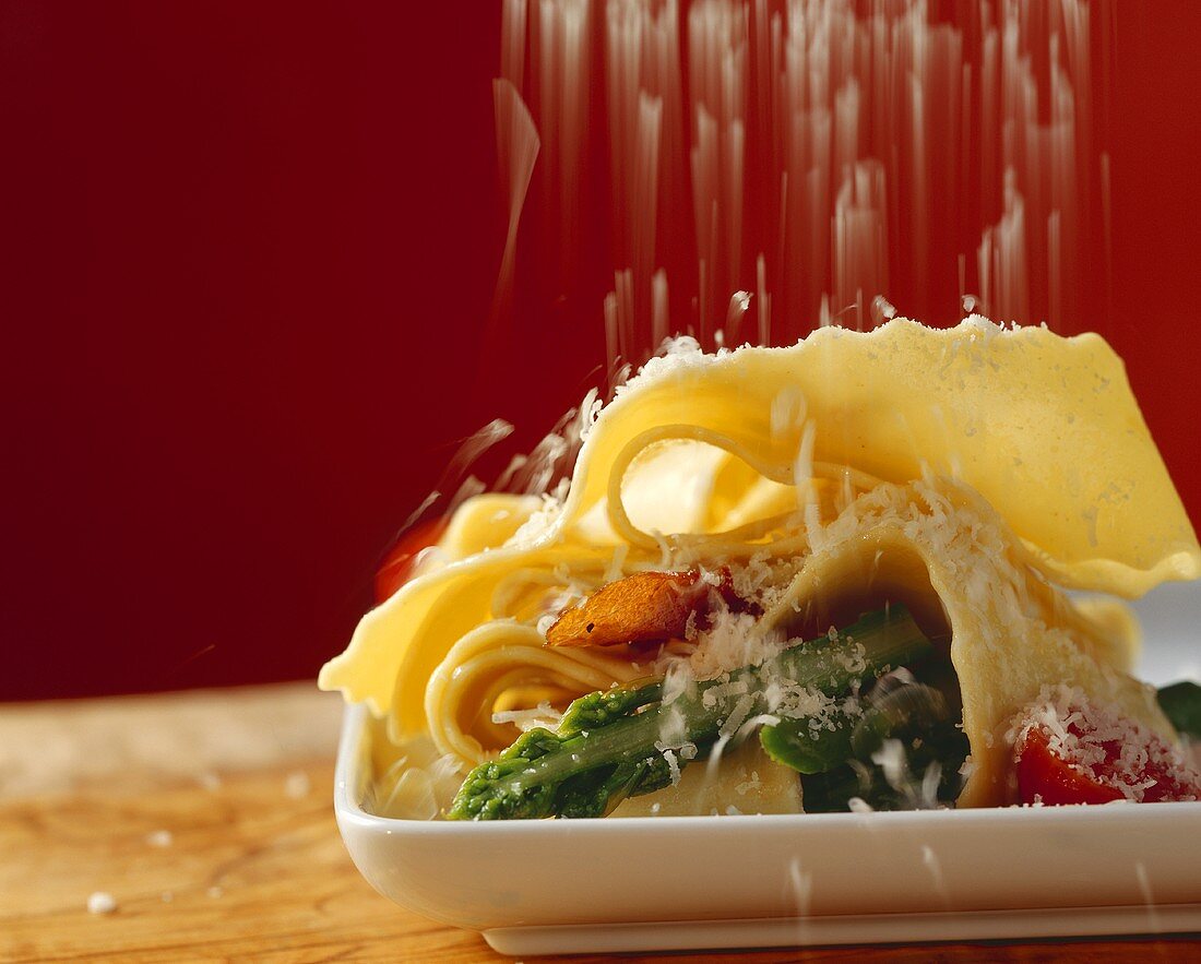 Lasagnette mit Spargel, Schinkenstreifen & Parmesan