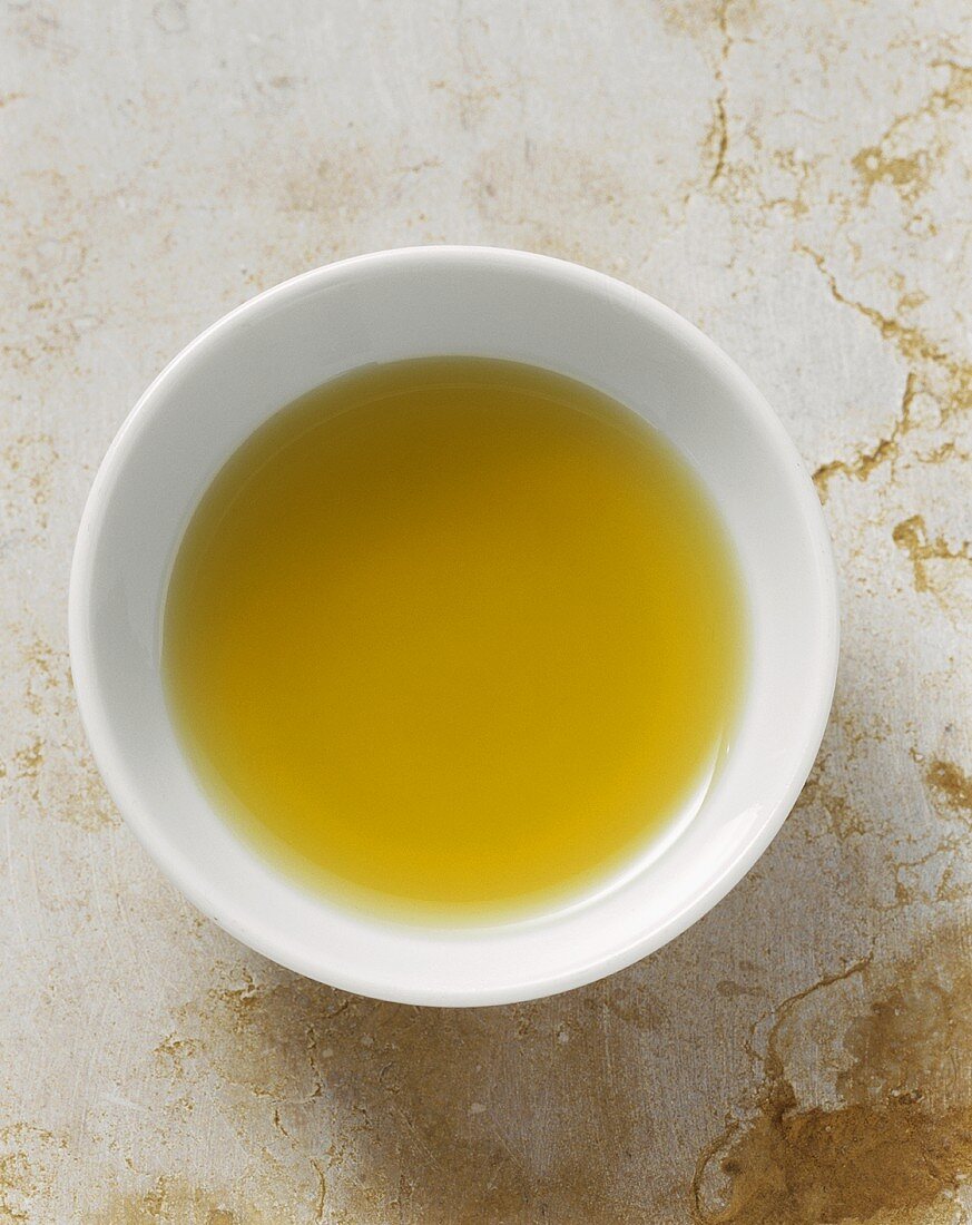 Ein Schälchen raffiniertes Olivenöl