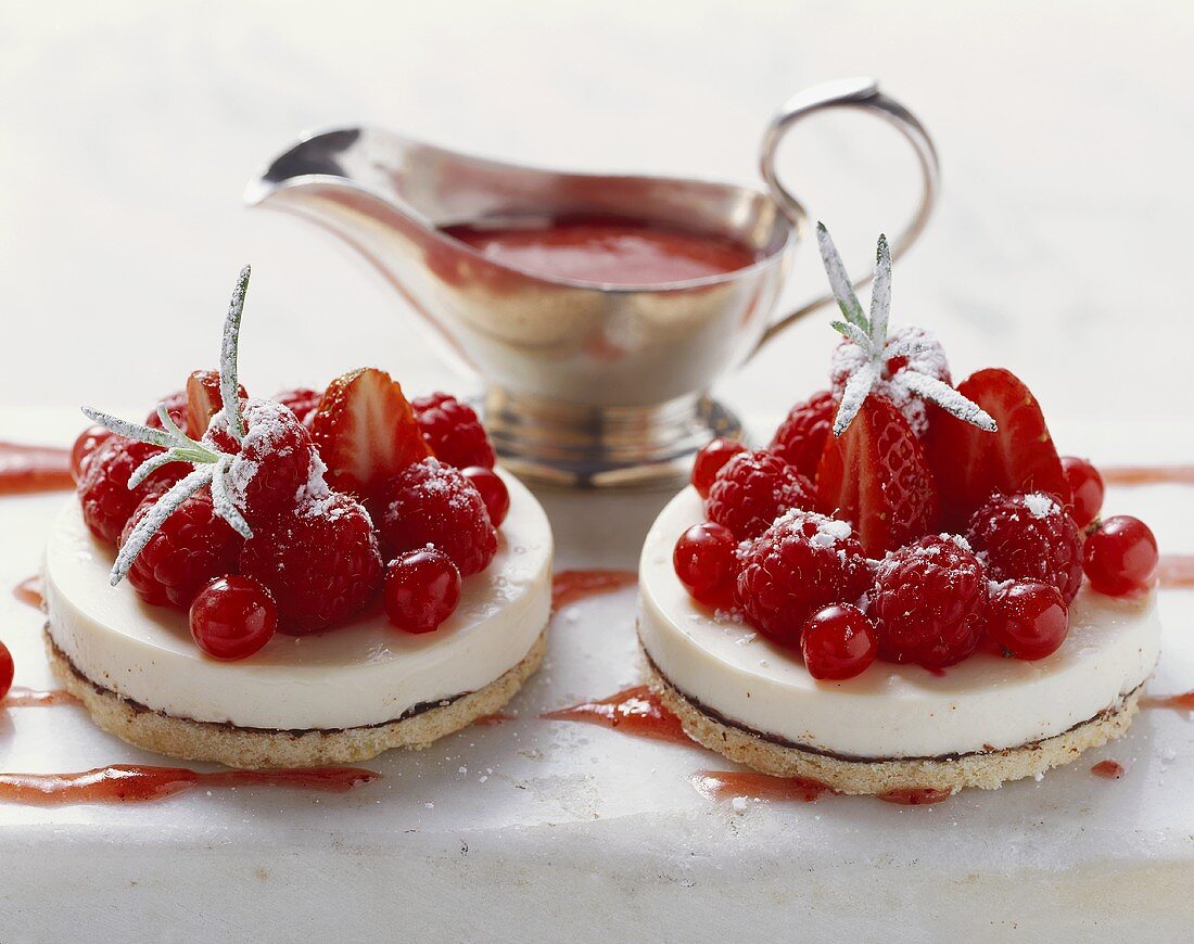 Tortine di montagna (Panna-Cotta-Küchlein mit Beeren & Püree)