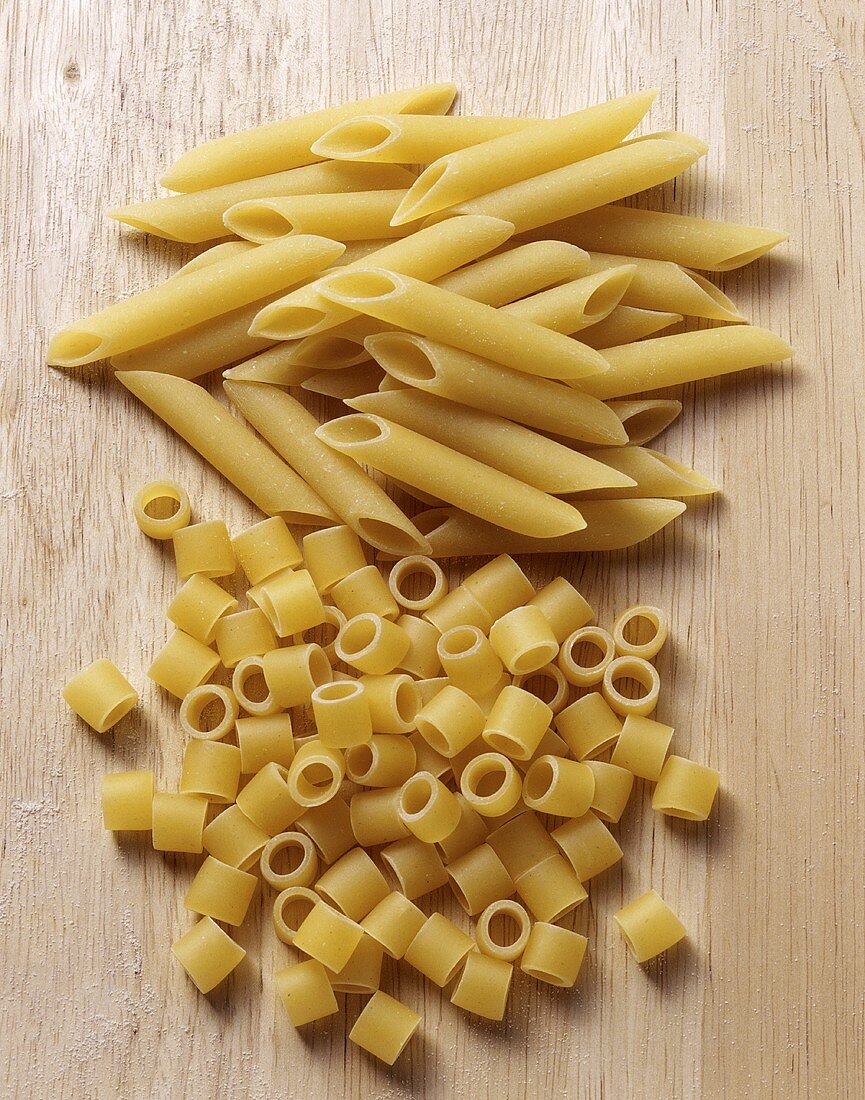 Two types of pasta: penne lisce and ditalini lisce