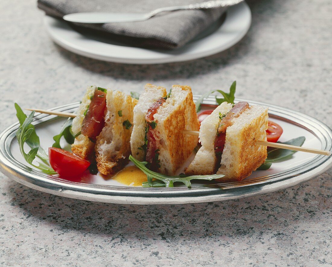 Thunfisch-Ciabatta-Spiesse auf Rucola-Tomaten-Salat