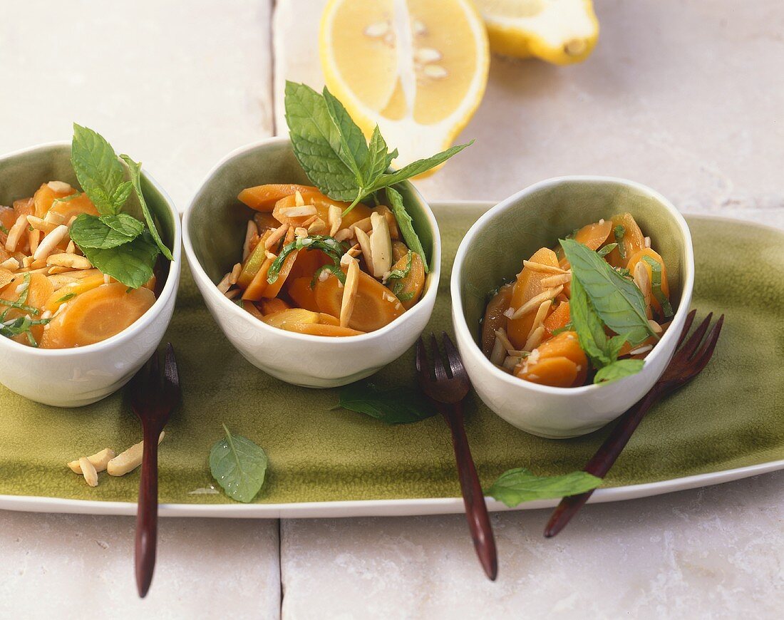 Karotten in Zitronen-Minzsauce mit Mandelstiften