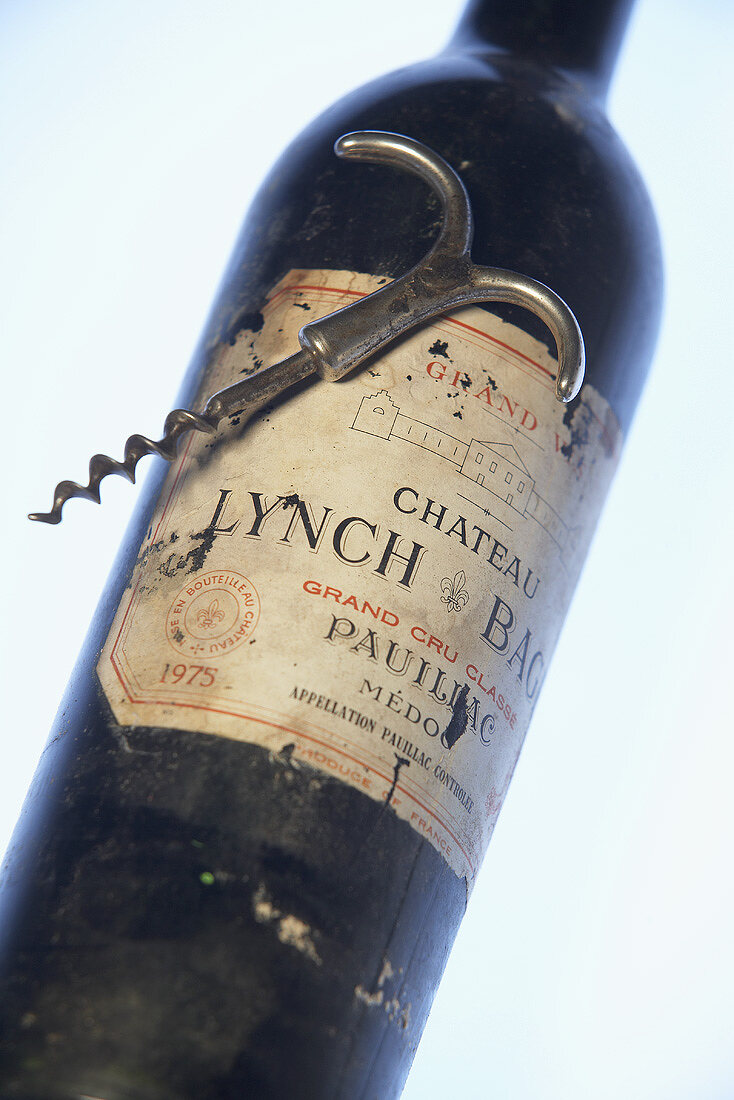 Eine Rotweinflasche vom Château Lynch-Bages
