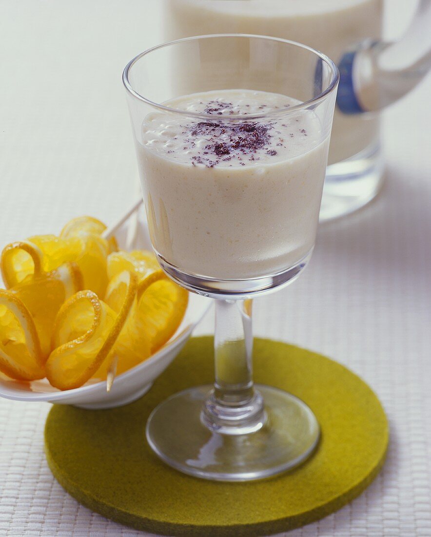 Sojadrink mit Khaki, Banane und Blaumohn