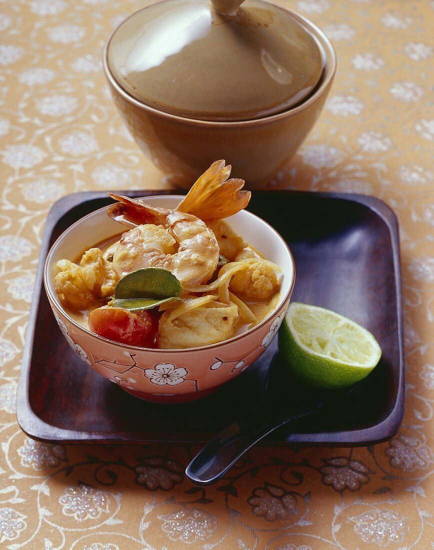 Fisch-Meeresfrüchte-Eintopf mit Curry und Kokosmilch