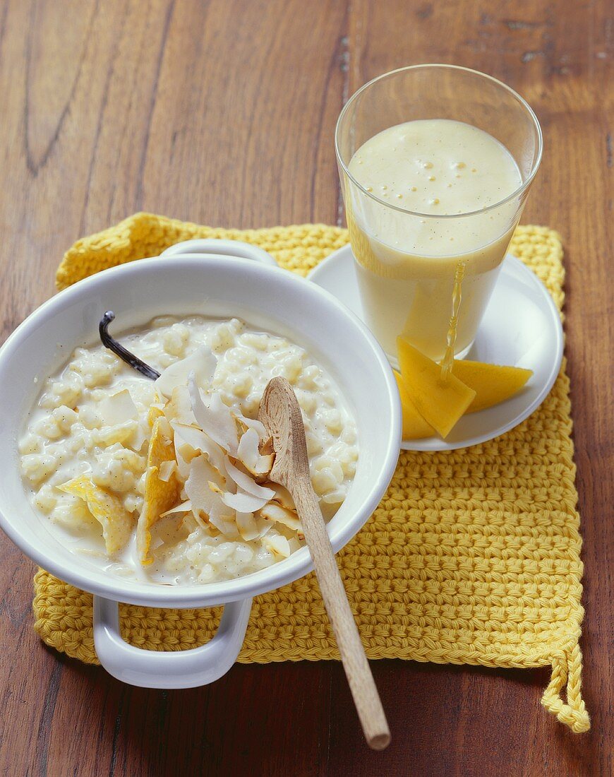 Vanillemilchreis mit Kokoschips und Mangobuttermilch