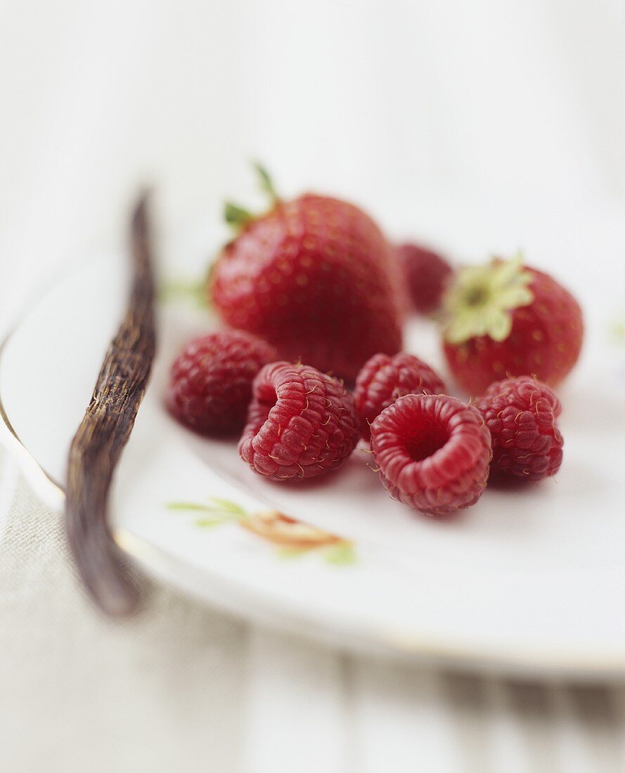 Himbeeren, Erdbeeren und eine Vanilleschote