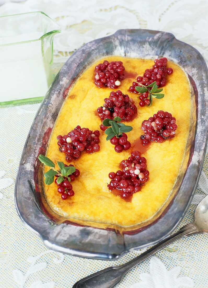 Ostkaka (schwedischer Käsekuchen) mit Johannisbeeren