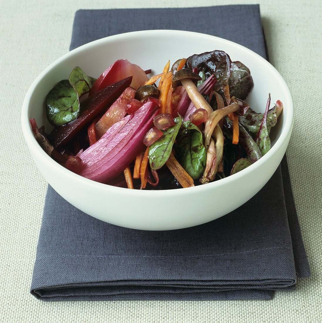 Gemischter Salat mit Rote-Bete-Blättern und Granatapfelkernen