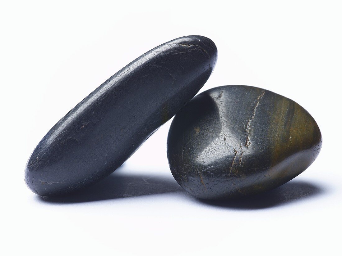 Zwei schwarze Steine