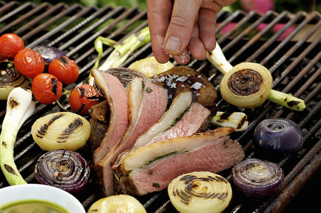 Lammsattel auf Grill mit Salbeipesto und gegrillten Zwiebeln