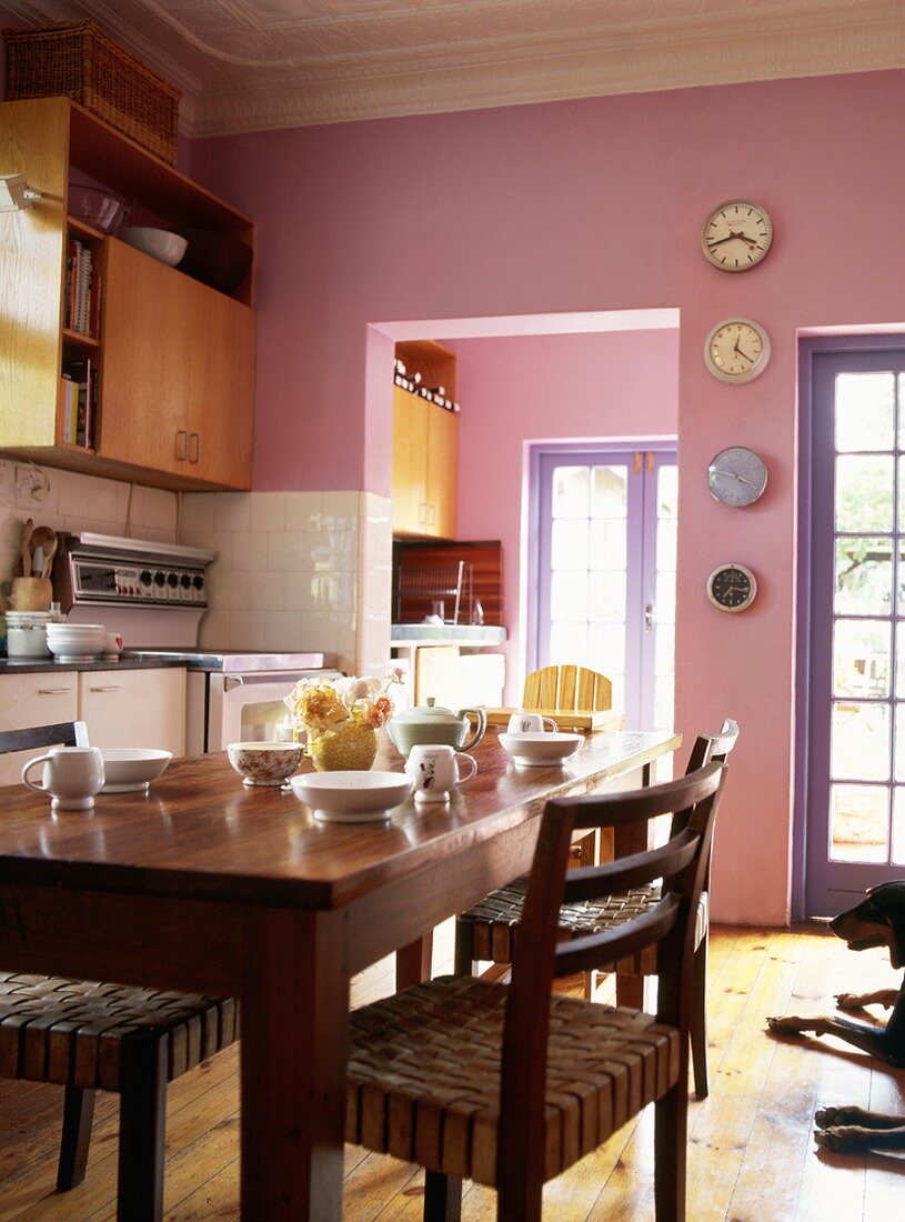 Eine rosa gestrichene Küche