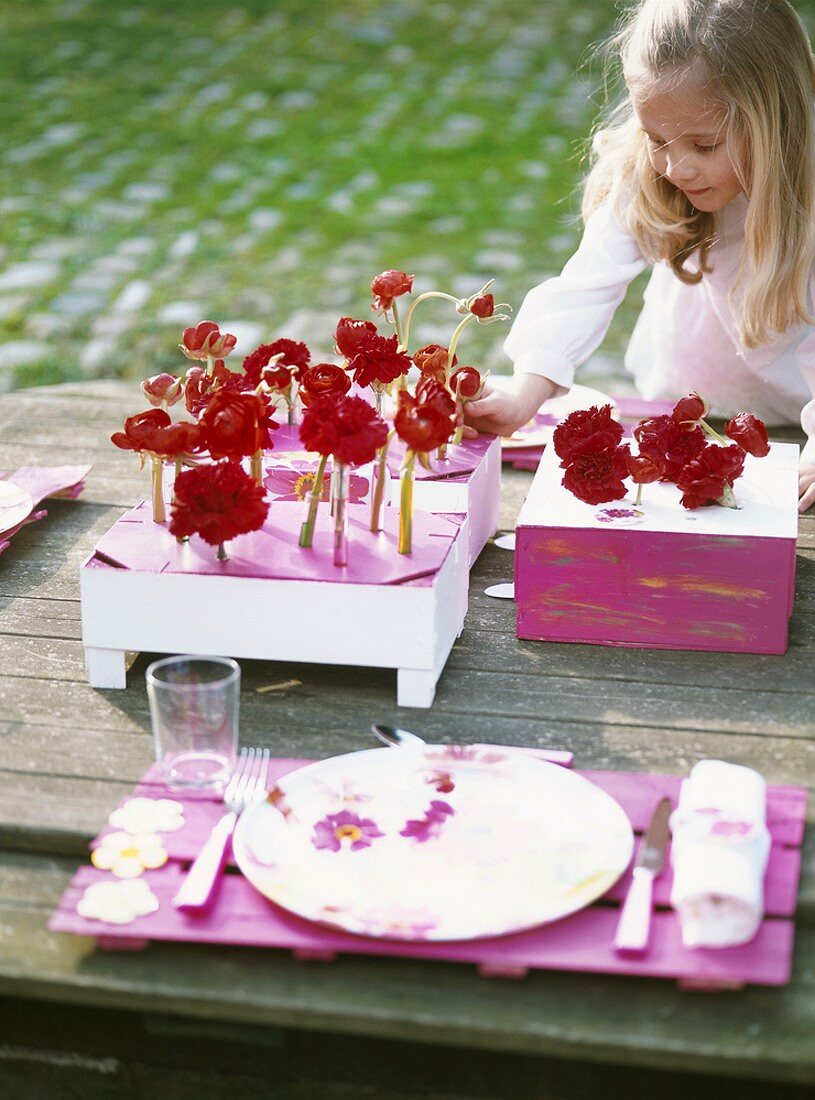 Mädchen dekoriert Tisch am See