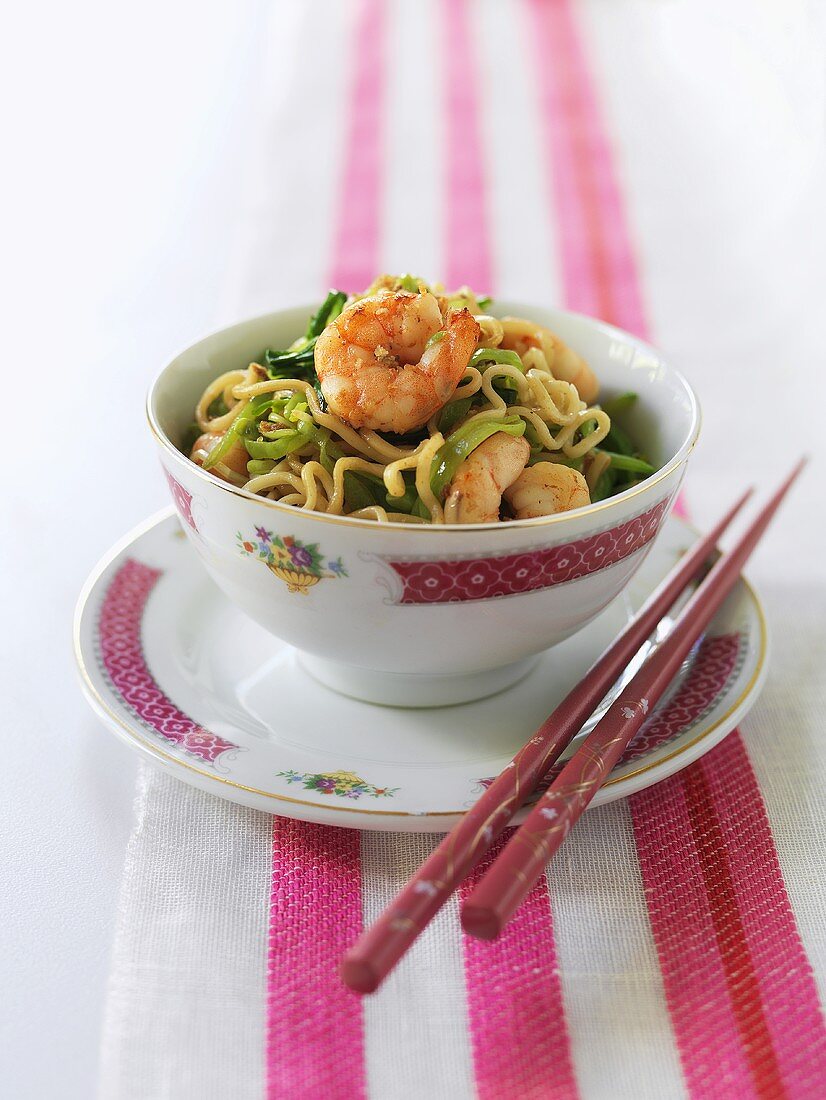 Asiatisches Nudelgericht mit Gemüse und Shrimps