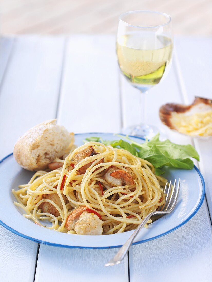 Spaghetti with scallops and a glass of white wine
