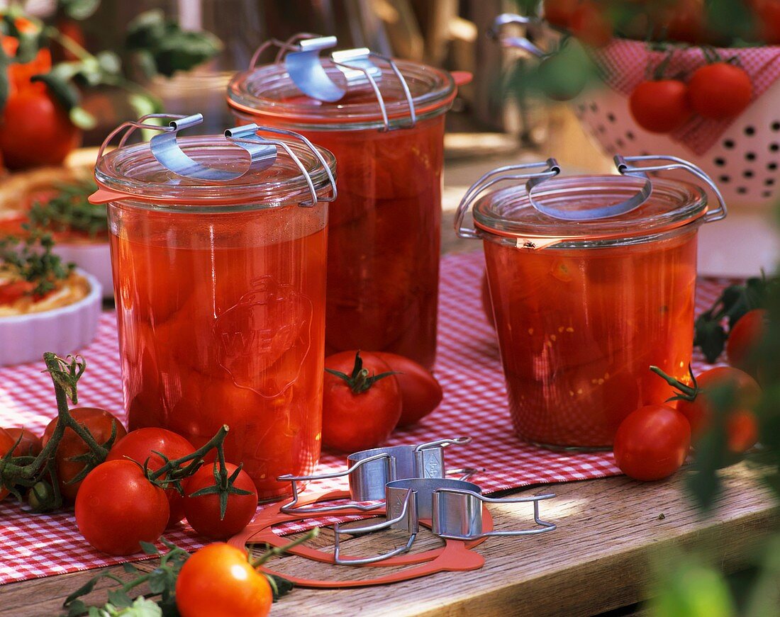 Tomaten, frisch und eingekocht