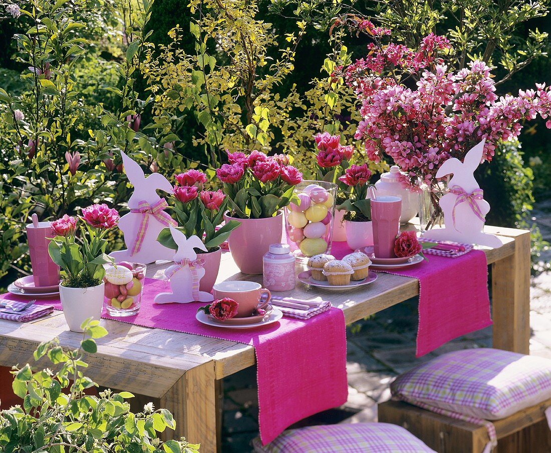 Pink dekorierter Ostertisch im Garten