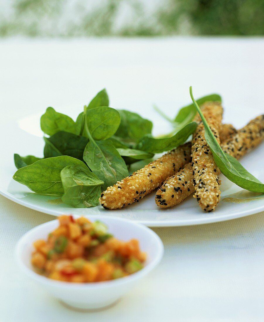 Fried asparagus with sesame seeds, spinach salad & papaya salsa