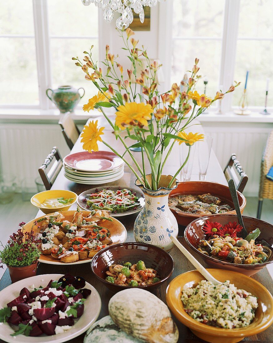 Verschiedene Salate und Häppchen auf Tisch