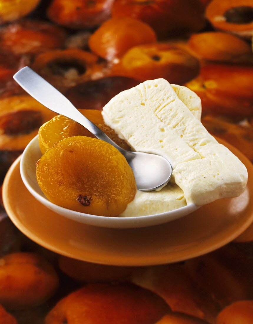 Gebackener Pfirsich mit Vanilleparfait
