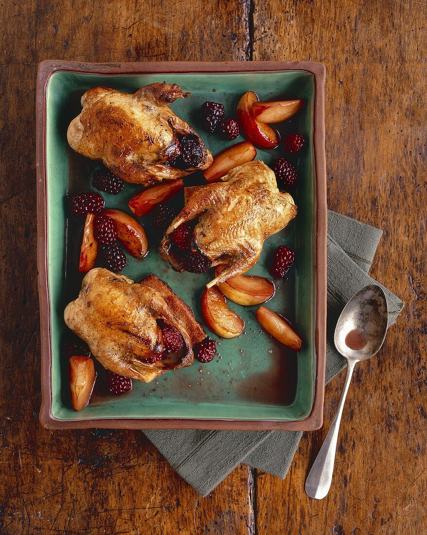 Gebratene Rebhühner mit Brombeeren und Apfelschnitzen