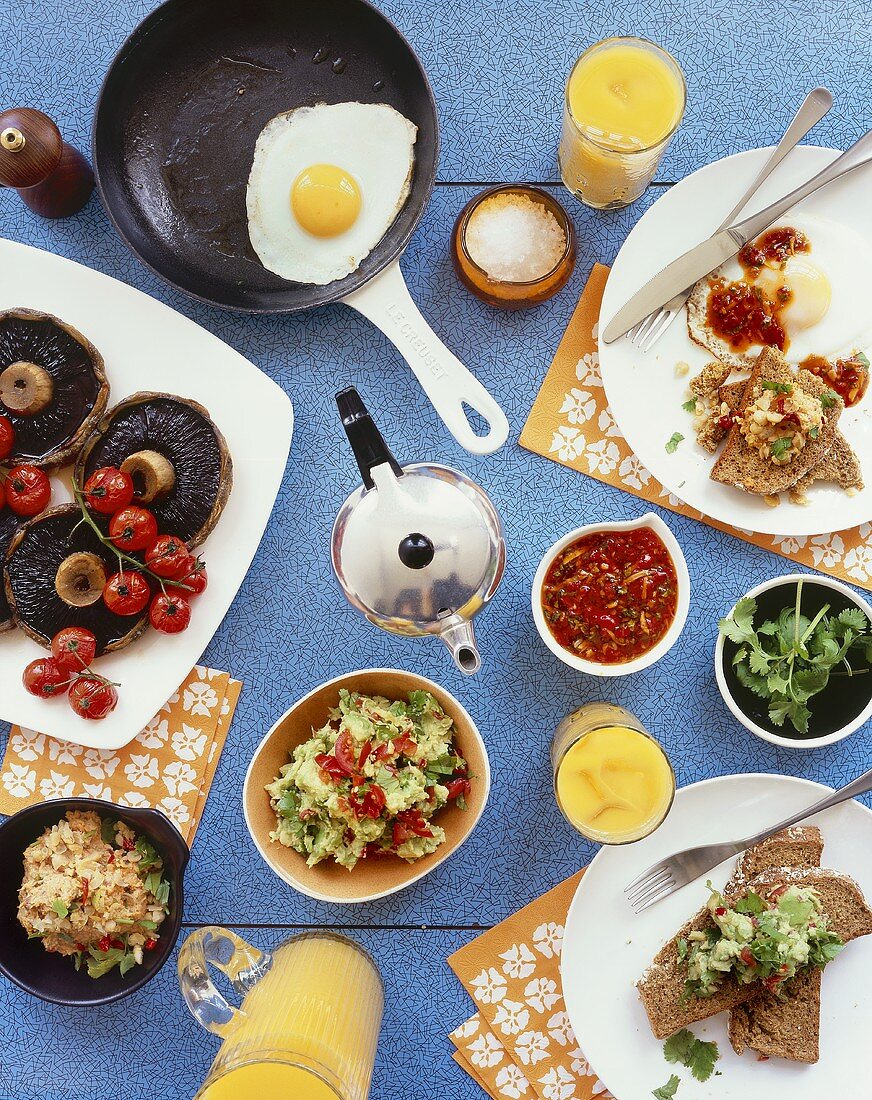 Pikantes vegetarisches Frühstück mit Spiegelei, Portobello, Dips etc.
