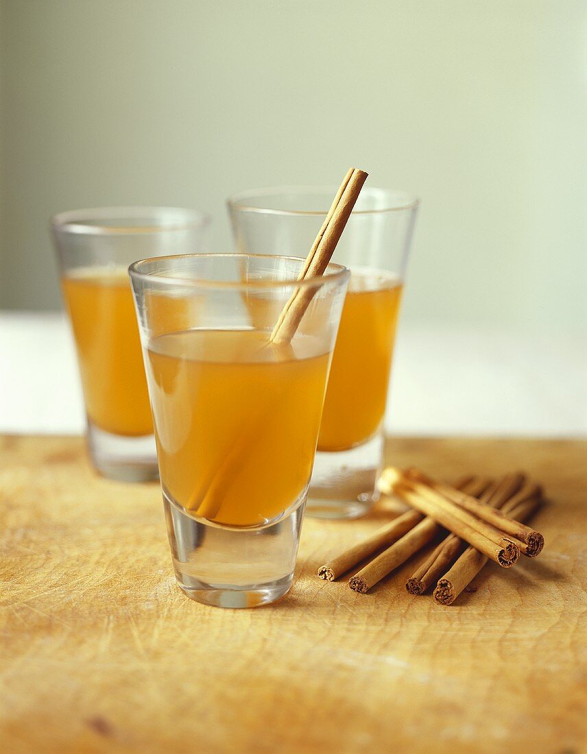 Hot apple toddy (Drink made with apple brandy, rum, apple juice)