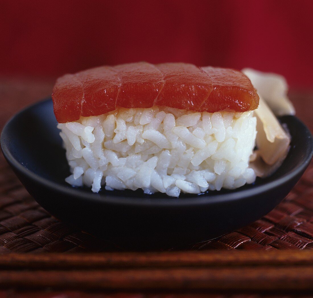 Ein Nigiri-Sushi mit Thunfisch