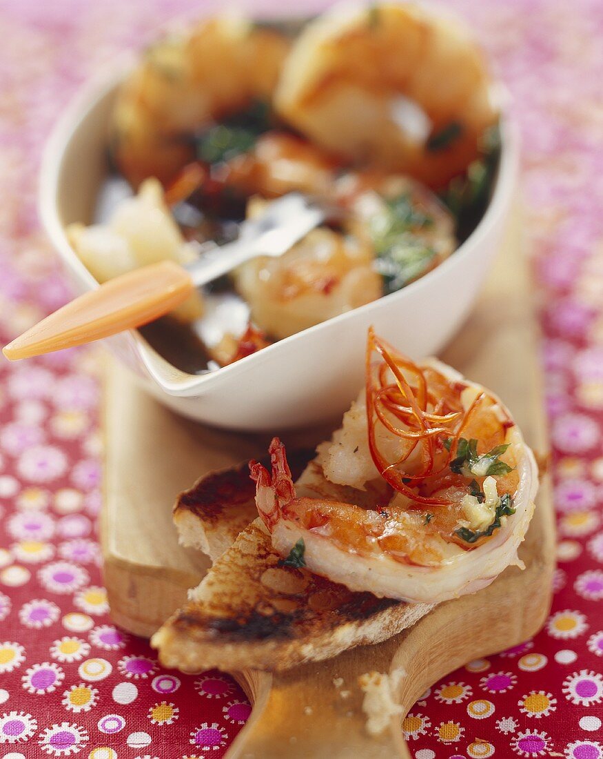 Fried garlic prawns with toasted bread